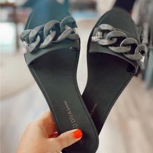 New Wild Diva Lounge Chain Sandals Size 7